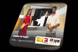 Zwei Personen präsentieren Produkte vor einem TV ProSieben (Taff) und SAT.1 -Bester – Juwelier = Goldankauf – Hintergrund mit Logos.